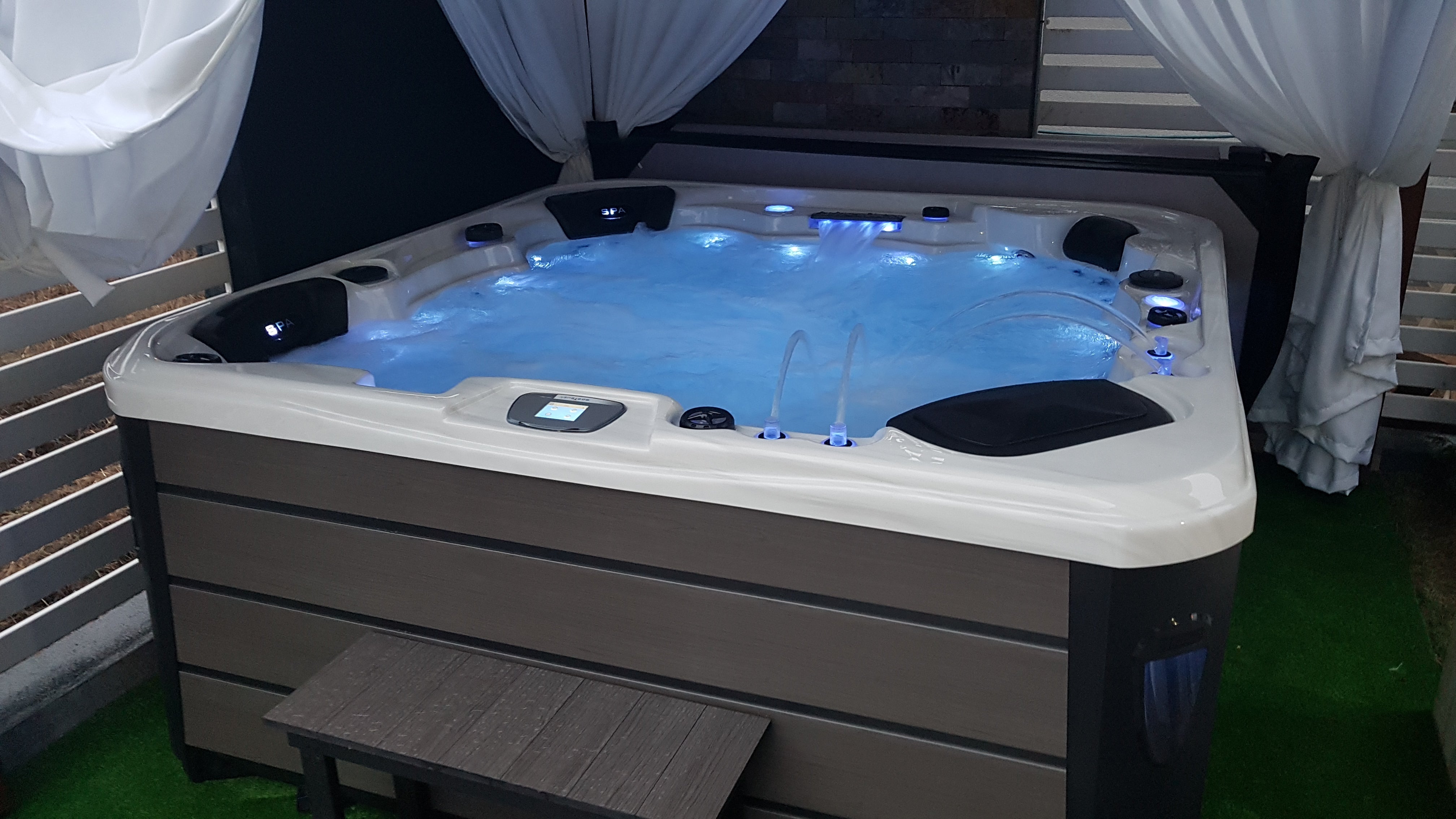 Ce este o minipiscină SPA? – Deluxe SPA