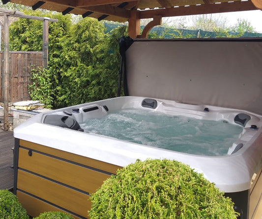 6 recomandări pentru crearea unor zone de relaxare ideale cu minipiscine spa în grădină