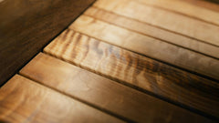 Detaliu thermo aspen bench slats showing the grain